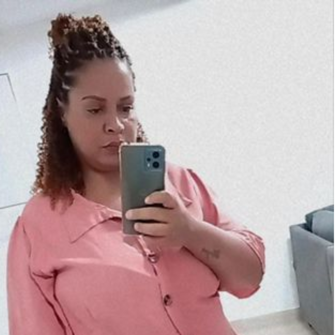 Camila R., 32 años  Medellín, CO
